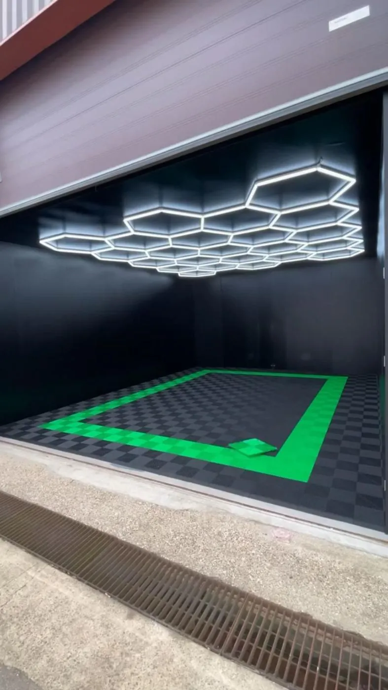 Bahía de automotive spa con luces hexagonales listas para un servicio completo