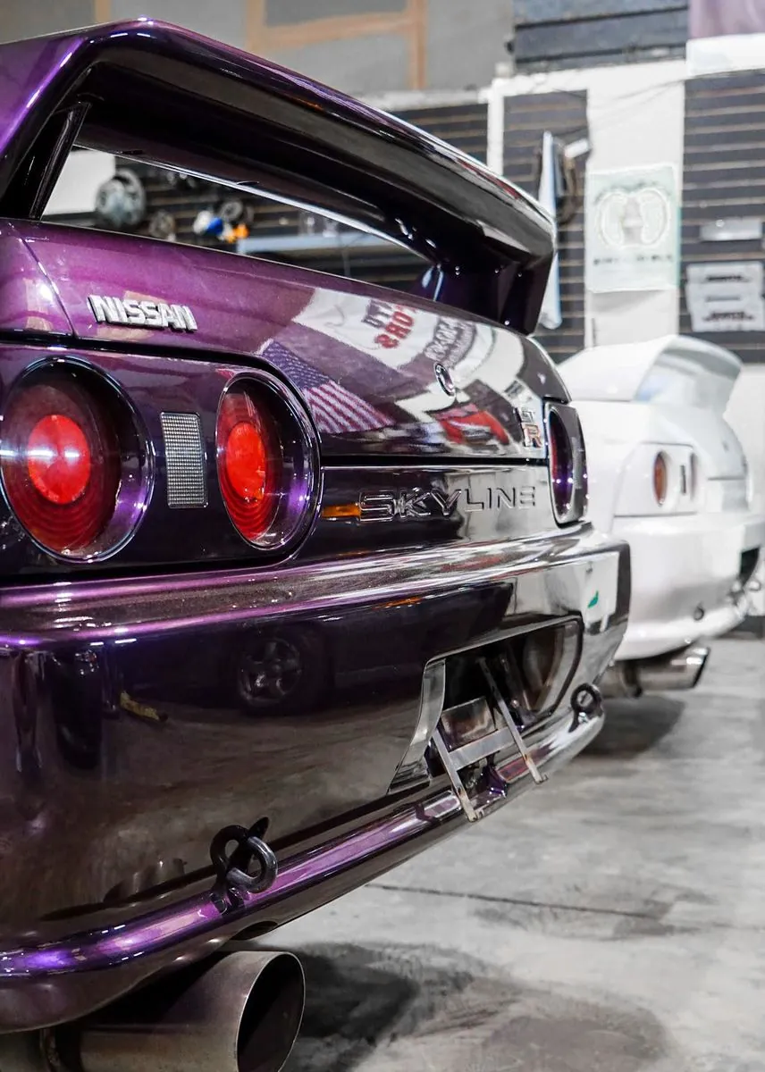 Parte trasera de un auto deportivo morado en taller