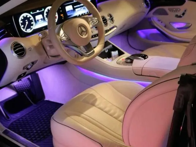 Interior de auto con luz ambiental morada, detallado interior