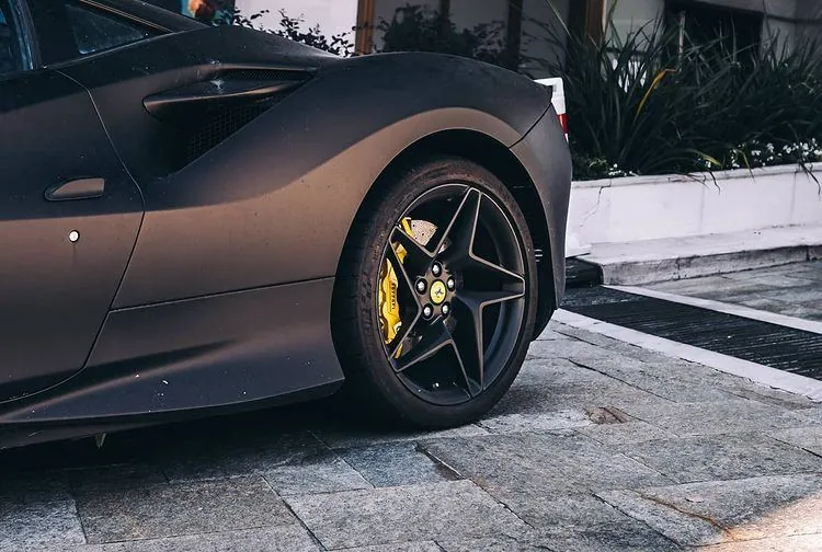 Rin oscuro con calipers amarillos limpio tras el detailing llantas
